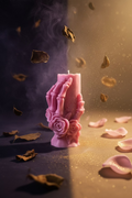 Handgefertigte Death-Kissing-Life-Kerze aus Sojawachs mit Skeletthand-und-Blüten-Motiv in rosa, Manufaktur Wohlleben