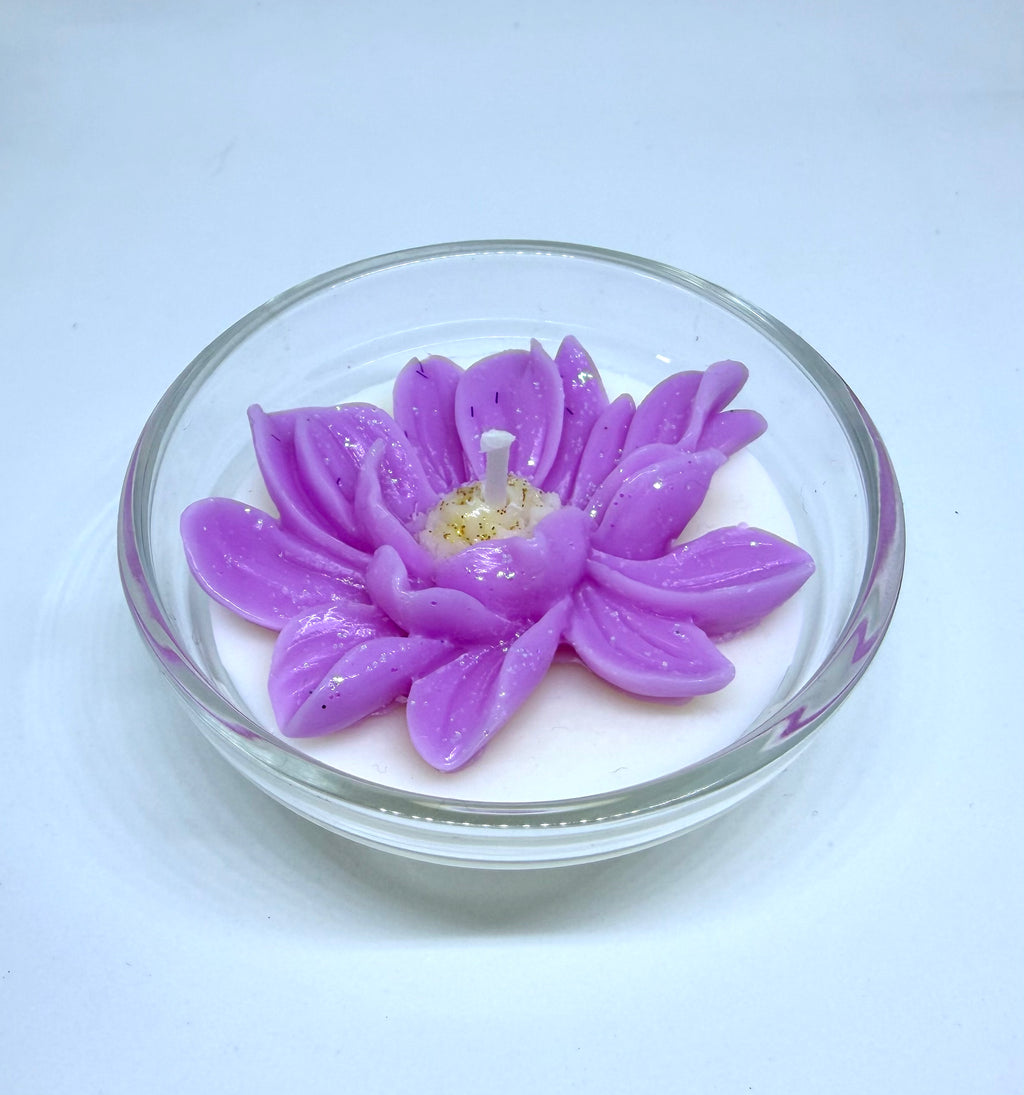 Kerze Lotusblüte mini - Handgefertigte Blumenkerze im Glas aus Sojawachs in Lila I Manufaktur Wohlleben
