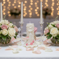 Handgefertigte Sojawachs-Kerze Rosenmädchen – cremeweiße Figurenkerze mit detailreichen Rosenreliefs, glitzerndem Kleid und rosa Rosenblüten, von Manufaktur Wohlleben