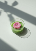 Teelichter Hibiskusblüten - Handgefertigte Blumenkerzen aus Sojawachs in grün mit einer Blüte in rosa I Manufaktur Wohlleben