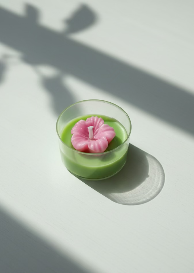 Teelichter Hibiskusblüten - Handgefertigte Blumenkerzen aus Sojawachs in grün mit einer Blüte in rosa I Manufaktur Wohlleben