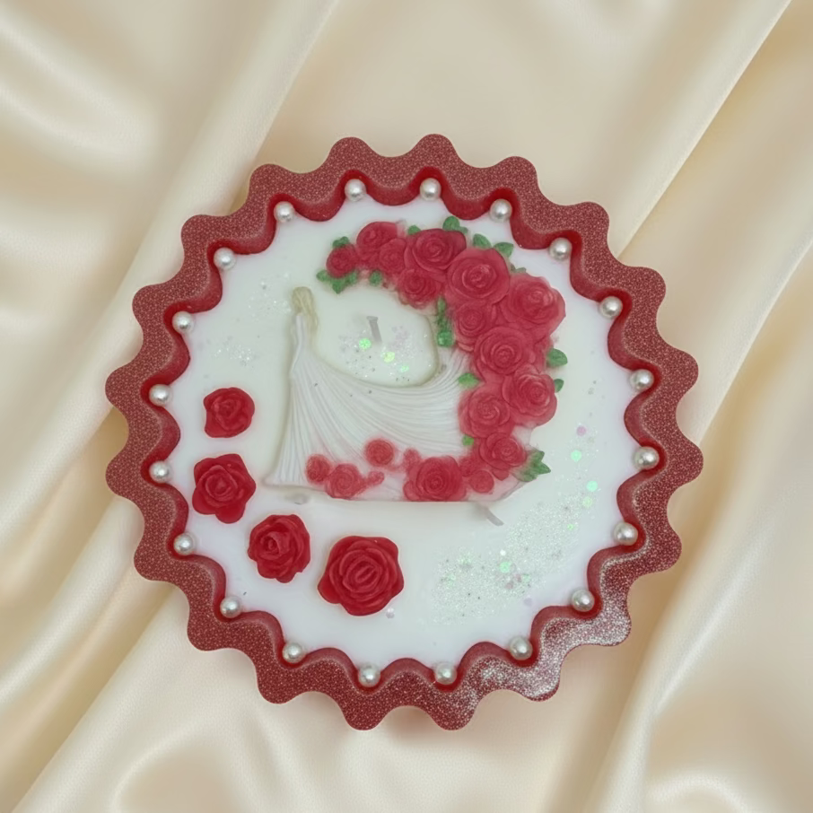 Handgefertigte Sojawachs-Dekokerze Woman of Roses – runder, gewellter Epoxidharz-Behälter mit rotem Glitzerrand, weißen Perlen, roten Wachsrosen und einer eleganten Frauenfigur in weißem Kleid.